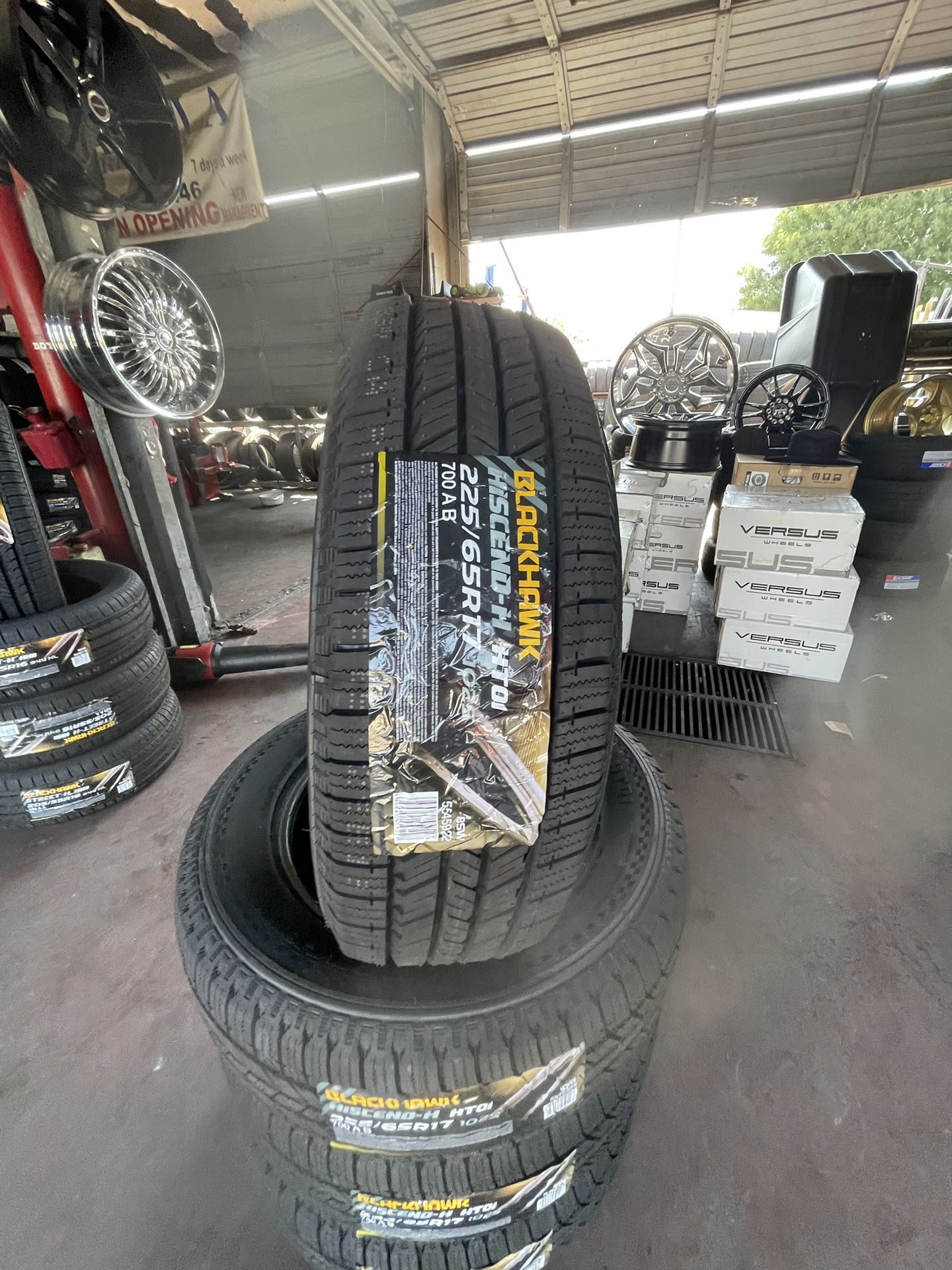 BLACKHAWK 225/65 R17 HISCEND-H HA01 OWL 102T